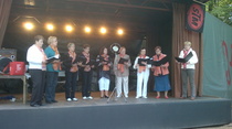 Laulavat Naiset kuoro esiintymässä Heinolan Siltasaaressa