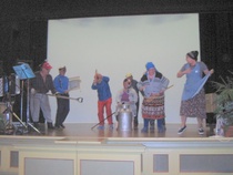 Sketsiesitys iltapäiväjuhlissa WPK:n talossa