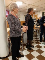 Salli  ja Riitta juhlivat syntymäpäiviään lokakuun kuukausitapaamisen yhteydessä