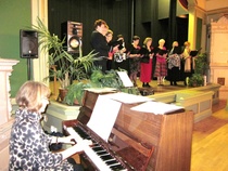 Naislaulajia säestetään