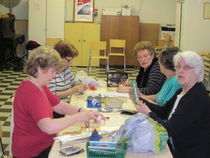 Askartelijat kerhohuoneella.