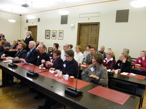 Vierailijoita ryhmäsalissa